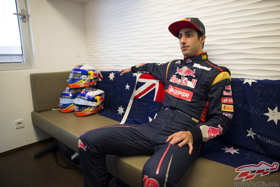 Un pensativo Daniel Ricciardo en el box de Toro Rosso