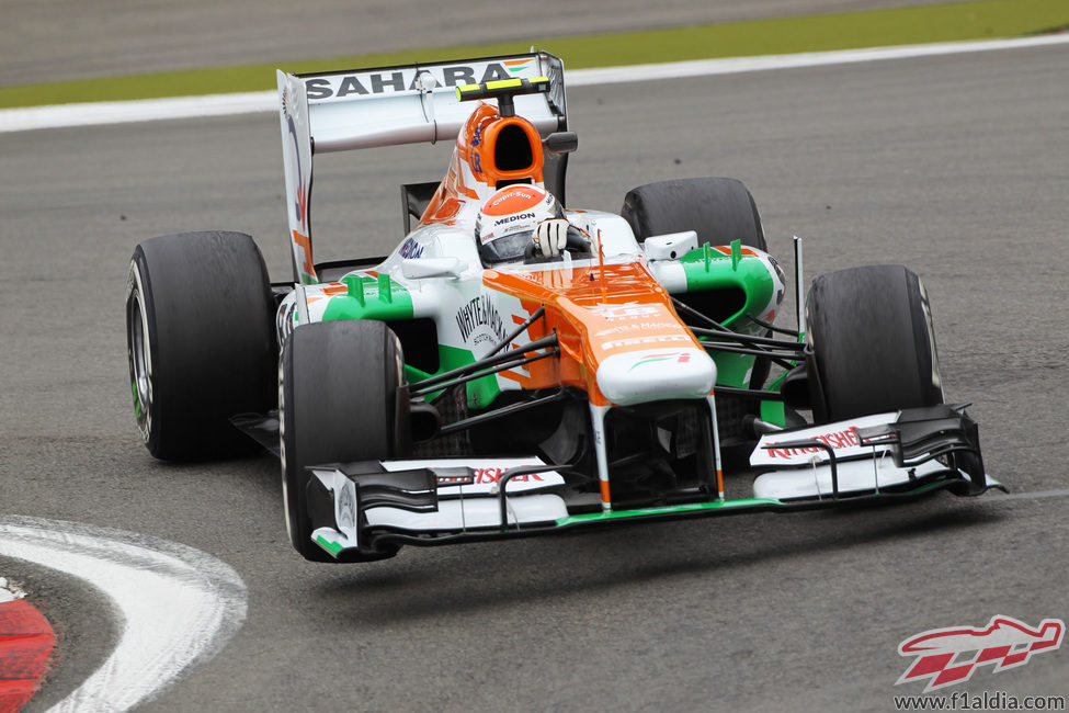 Adrian Sutil con una rueda en aire durante los libres