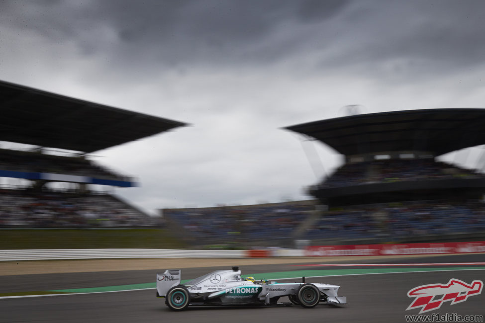 El Mercedes de Nico Rosberg pasa ante las gradas de Nürburgring