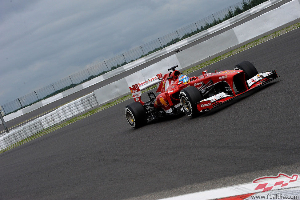 Fernando Alonso rueda con el medio