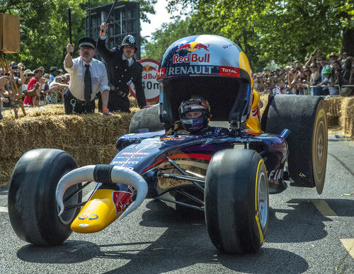 Christian Horner, al volante de un Red Bull muy especial