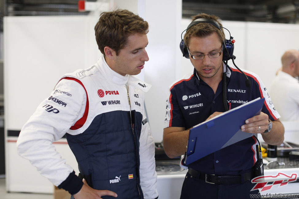 Dani Juncadella atiende a las palabras de su ingeniero durante el test