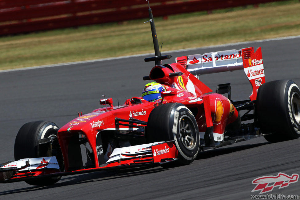 Felipe Massa rueda con medios en su F138 en Silverstone