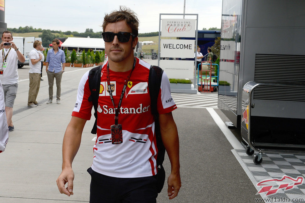 Fernando Alonso llega al paddock