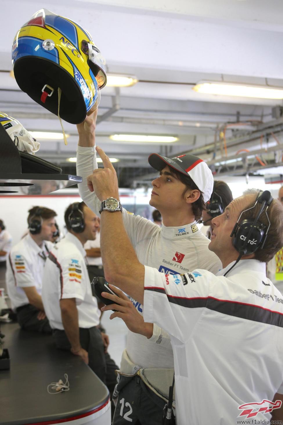 Esteban Gutiérrez coge su casco