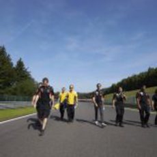 Paseo por el circuito de los chicos de Lotus