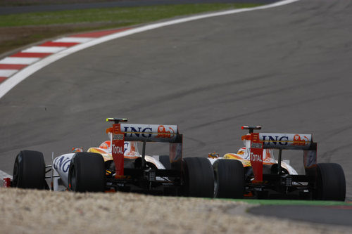 Los dos pilotos de Renault mano a mano