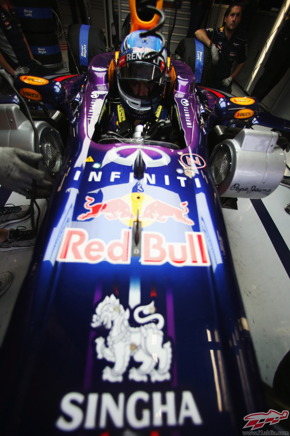 Sebastian Vettel se sube al RB9