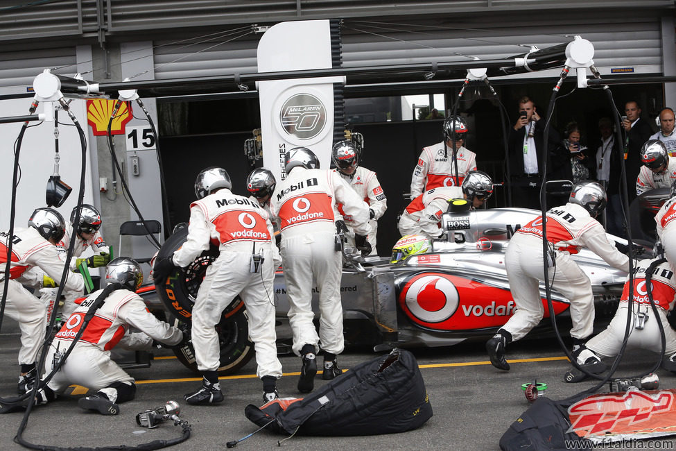 Cambio de gomas para Sergio Pérez en boxes