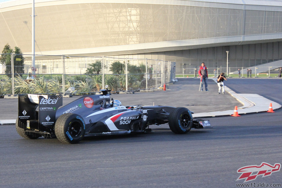 Sergey Sirtokin rueda en el circuito de Sochi