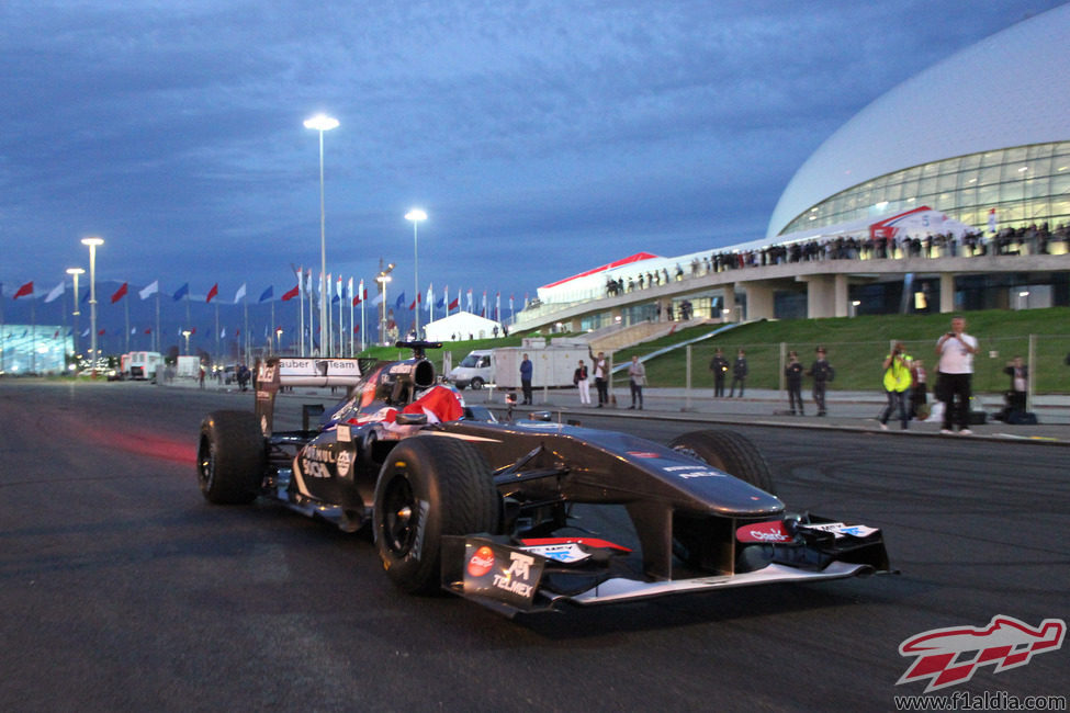 Sergey Sirotkin avanza en el atardecer ruso