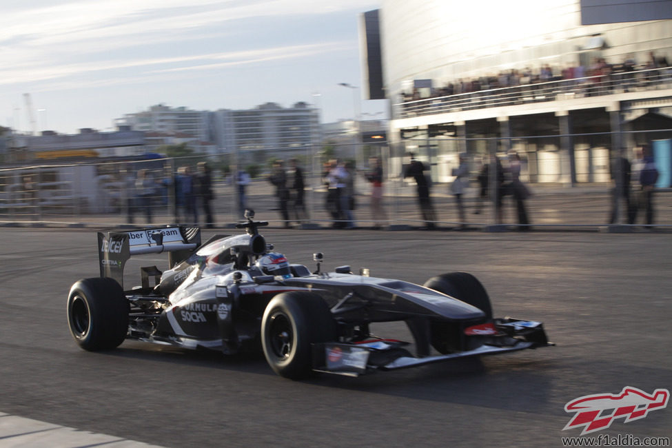 Los aficionados rusos ven a Sergey Sirotkin pilotar