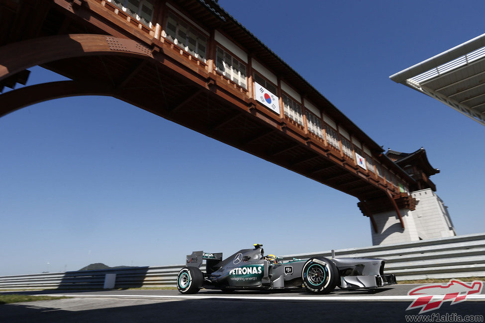 Lewis Hamilton vuelve a boxes