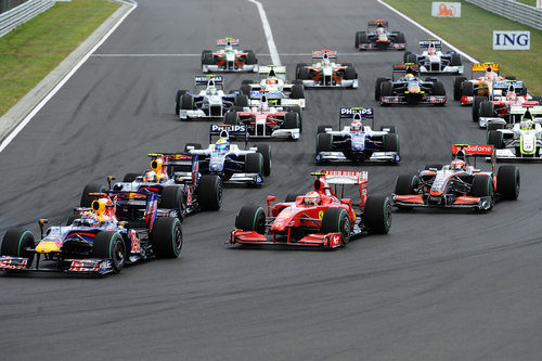 Raikkonen entra en la primera curva