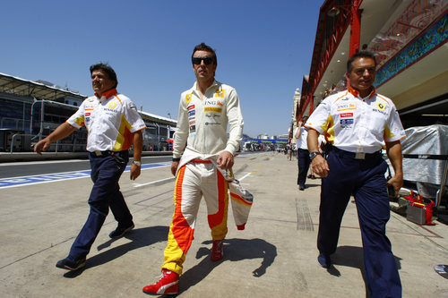 Alonso en el pit lane