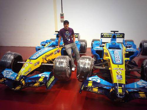 Fernando Alonso con sus dos coches campeones