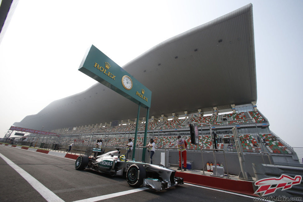 Nico Rosberg abandona el 'pitlane'