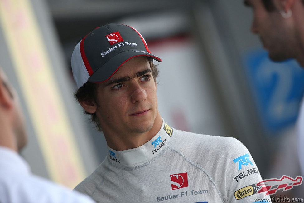 Esteban Gutiérrez pensativo momentos antes de subirse al monoplaza