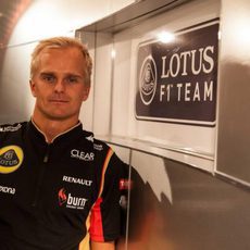 Heikki Kovalainen posando como piloto de Lotus