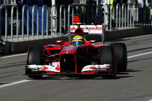 Felipe Massa pasa por la calle de boxes del COTA