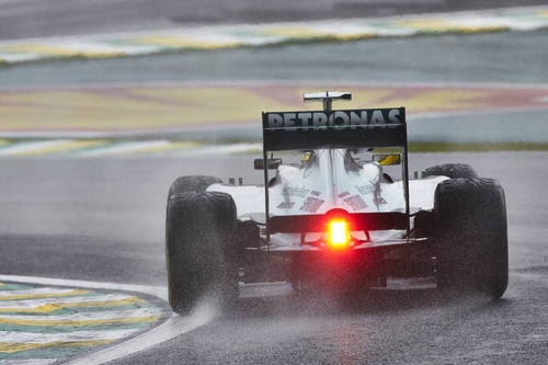 La trasera del Mercedes de Rosberg en un Interlagos mojado