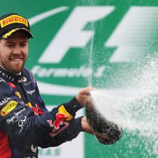 Sebastian Vettel descorcha el champán