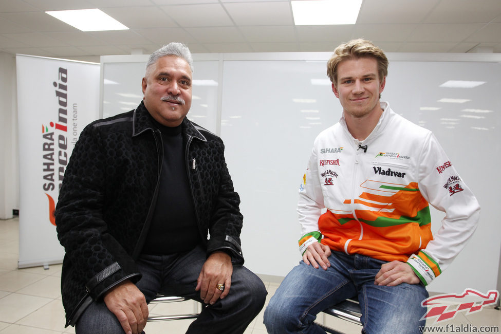 Vijay Mallya posa junto a Nico Hülkenberg