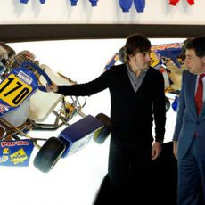 Fernando Alonso muestra uno de sus karts