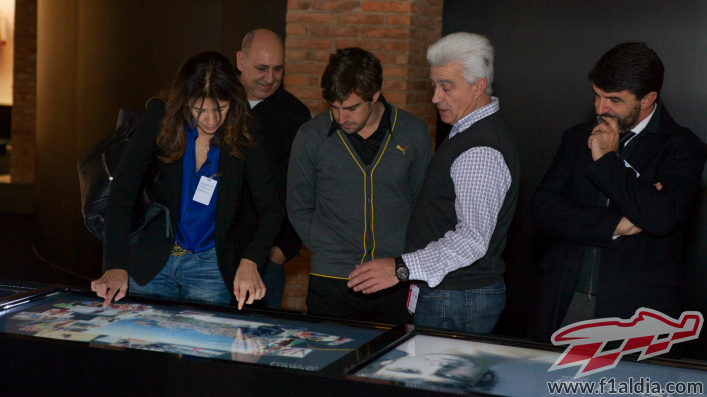 Fernando Alonso observa unas imágenes