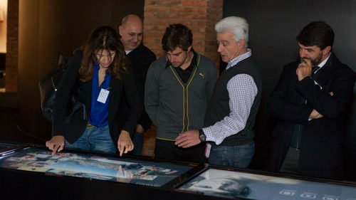 Fernando Alonso observa unas imágenes