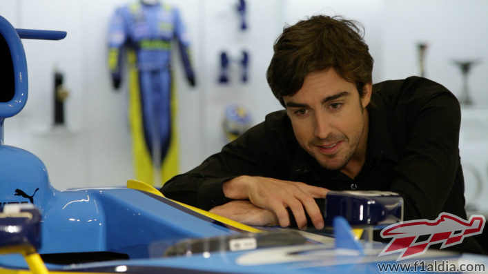 Alonso mira uno de sus coches ganadores