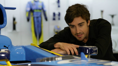 Alonso mira uno de sus coches ganadores