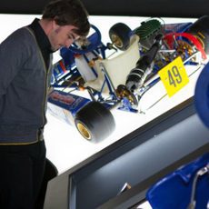 Fernando Alonso observa una de las zonas de la colección