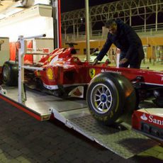 Preparando el Ferrari para la exposición