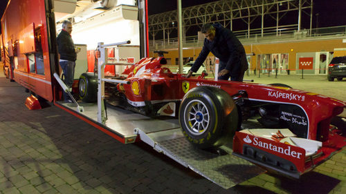 Preparando el Ferrari para la exposición