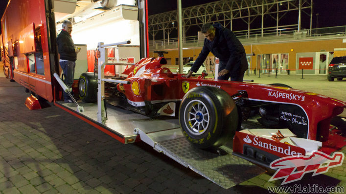 Preparando el Ferrari para la exposición