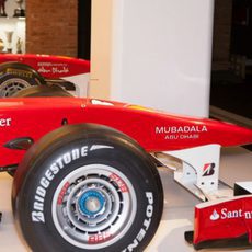 Sonrisa de Fernando Alonso ante los Ferrari