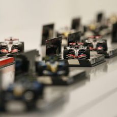 Coches en miniatura en la exposición de Fernando Alonso