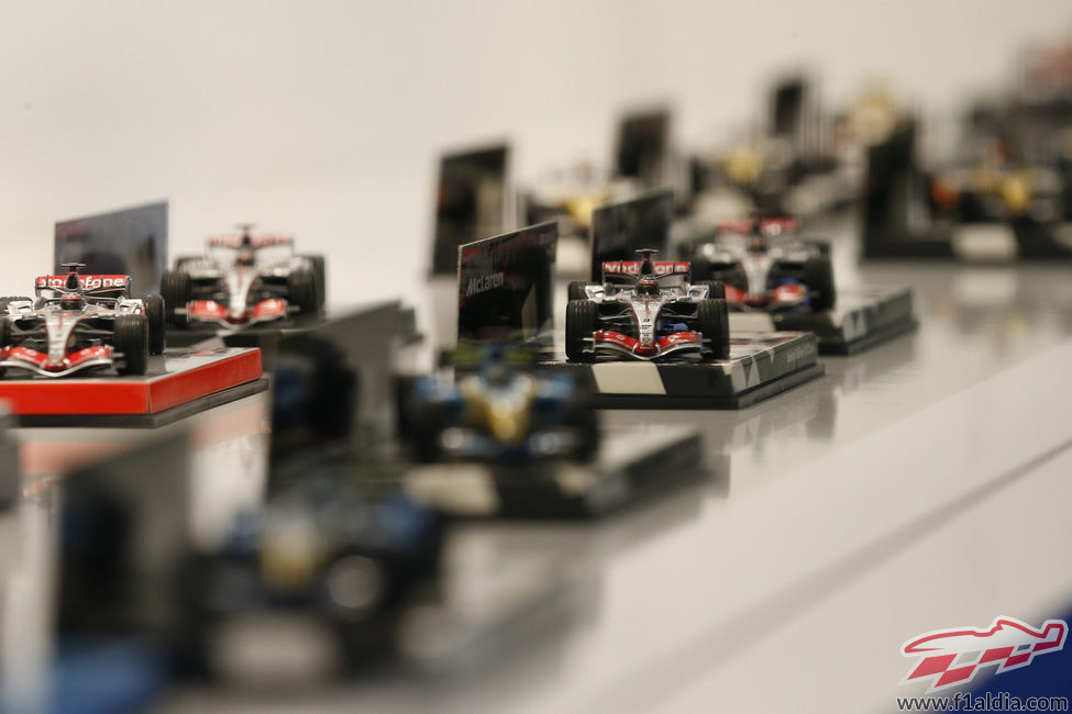 Coches en miniatura en la exposición de Fernando Alonso