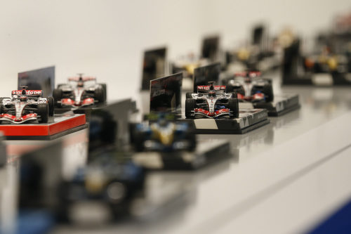 Coches en miniatura en la exposición de Fernando Alonso