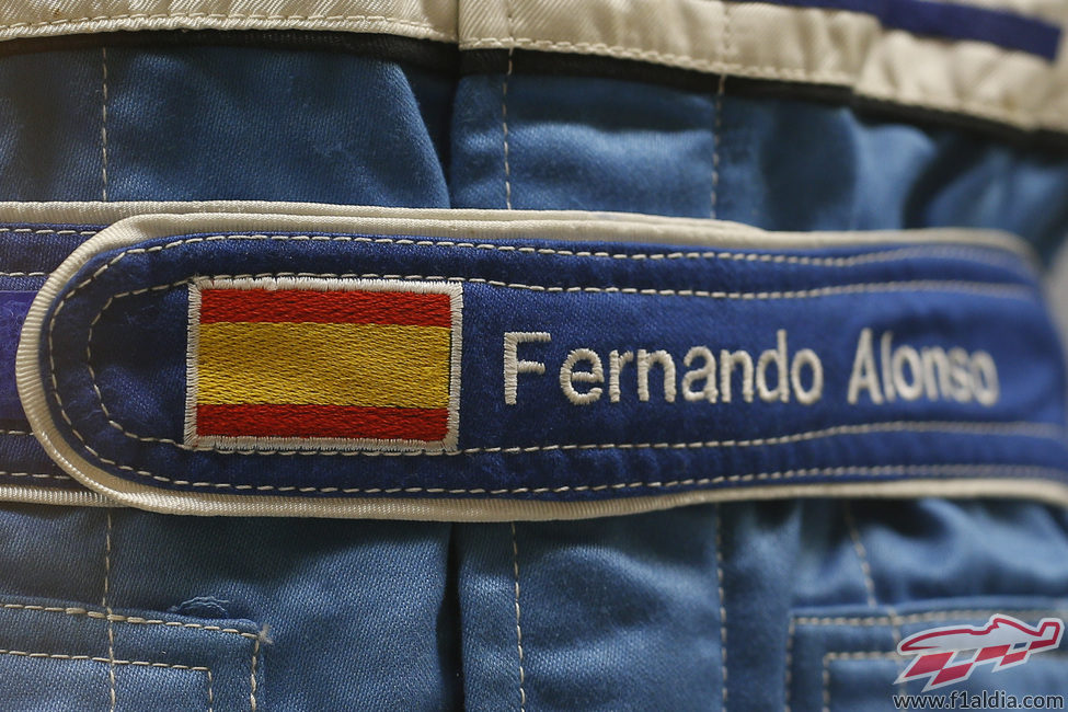 Bandera española en el mono de Fernando Alonso