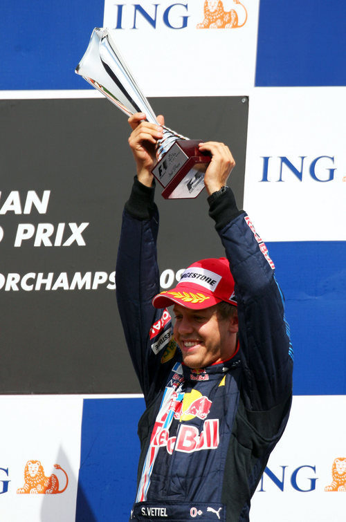 Vettel con su trofeo