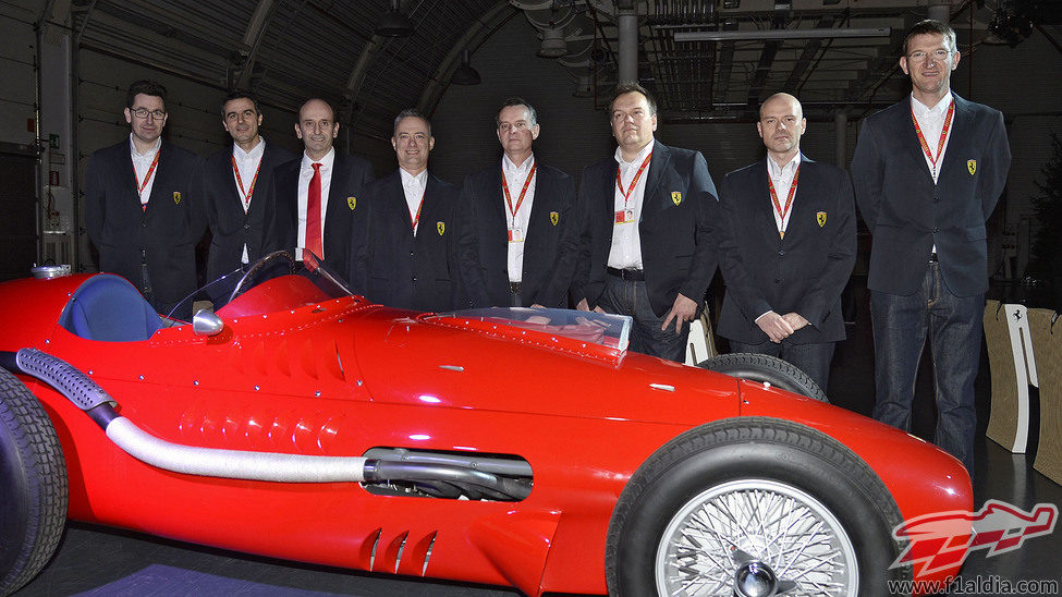 Posando con joyas de Ferrari