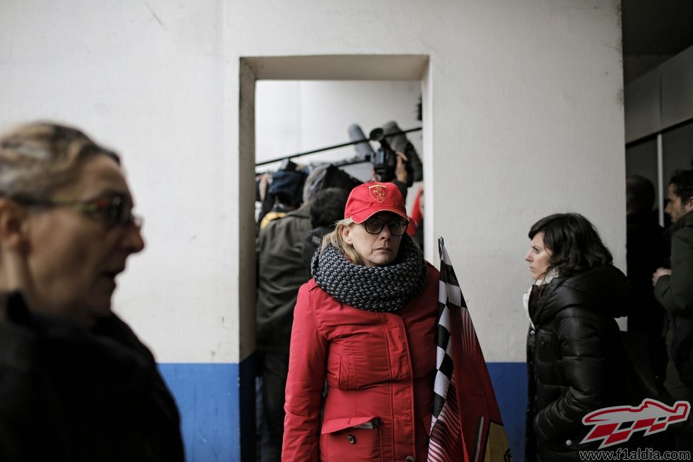 Una de las aficionadas espera a las puertas del hospital