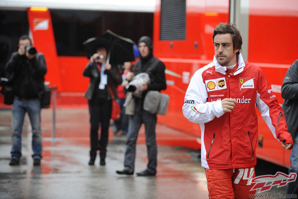 Fernando Alonso en el paddock de Jerez