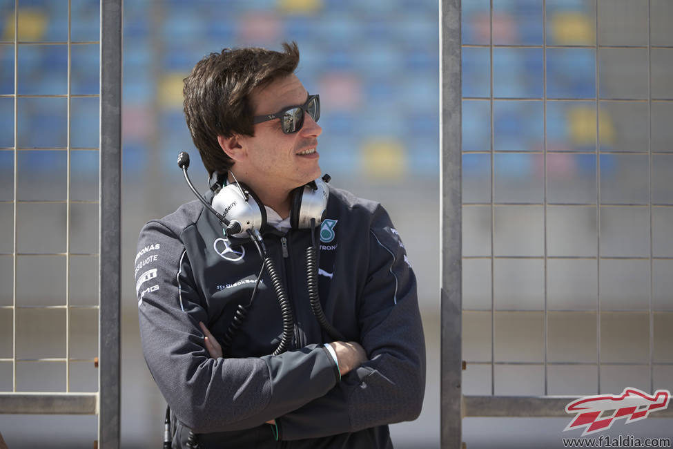 Toto Wolff posa sonriente en Baréin