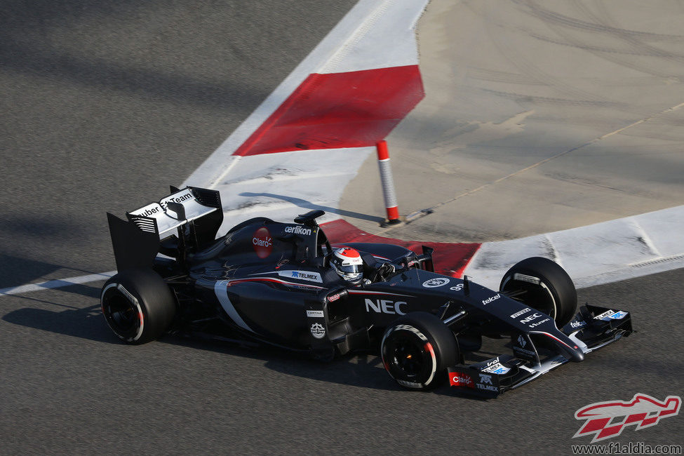 Adrian Sutil afronta el vértice de una nueva curva