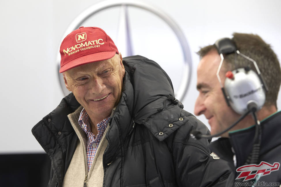 Niki Lauda y Paddy Lowe sonríen en el garaje de Mercedes