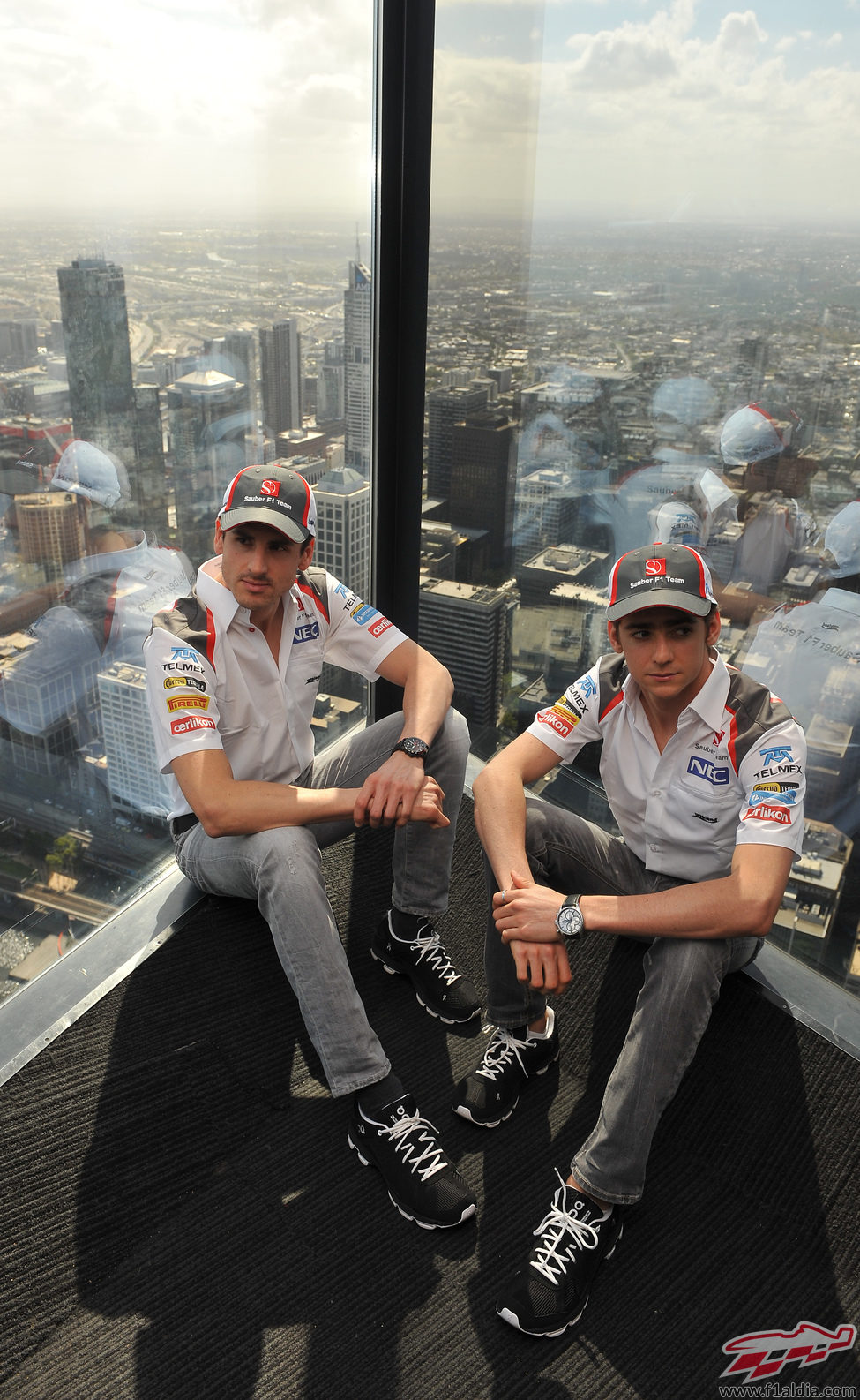 Adrian Sutil y Esteban Gutiérrez en un rascacielos de Melbourne