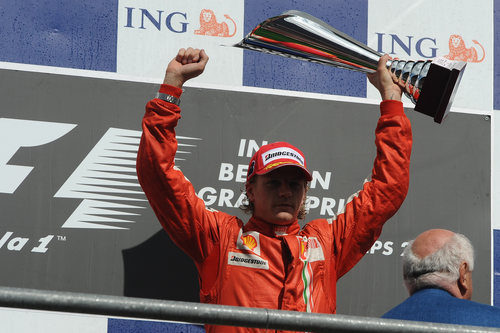 Raikkonen con su trofeo